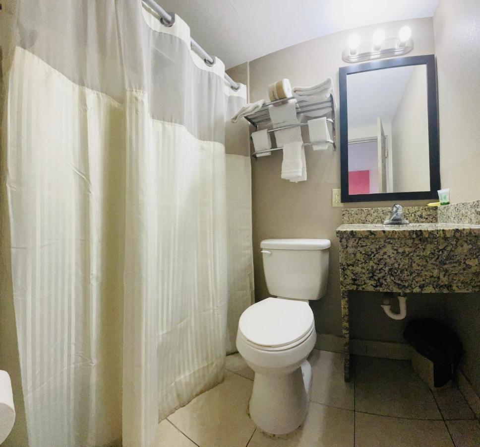 Budget Inn - Сент-Питерсберг Экстерьер фото